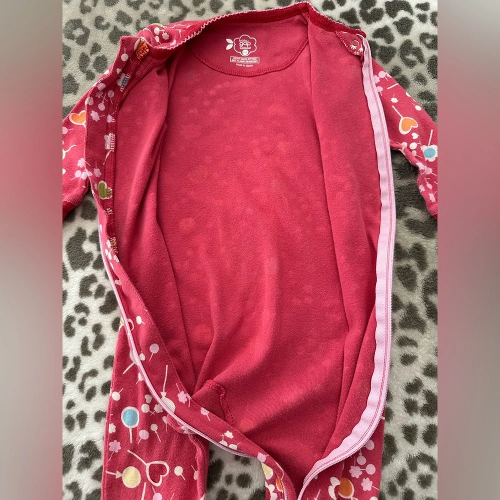 2007 babyGap Floral One Piece Footed Sleepwear in Pink Size 6-12 Months